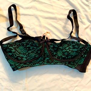 Bettie Page Playful Promises Open Shelf Bra BNWT Emerald Lace 32D